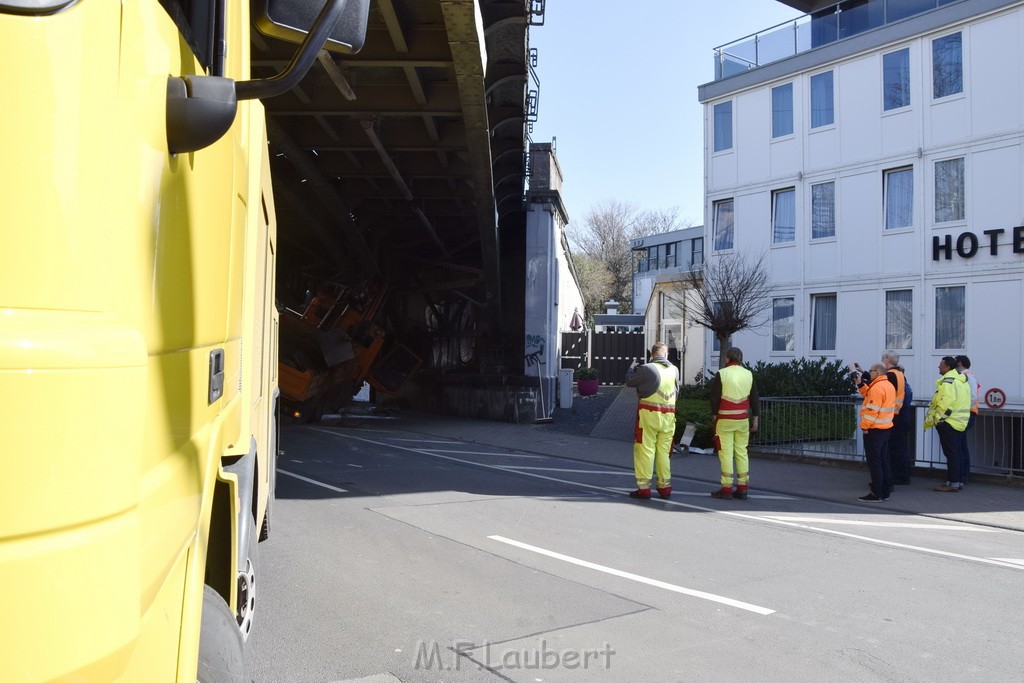 LKW blieb unter Bruecke haengen Koeln Deutz Deutz Muelheimerstr P095.JPG - Miklos Laubert